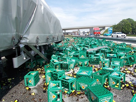 Hunderte Halbe Weibier auf der Autobahn